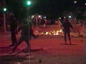 Urobetjente kaster sten efter demonstranter